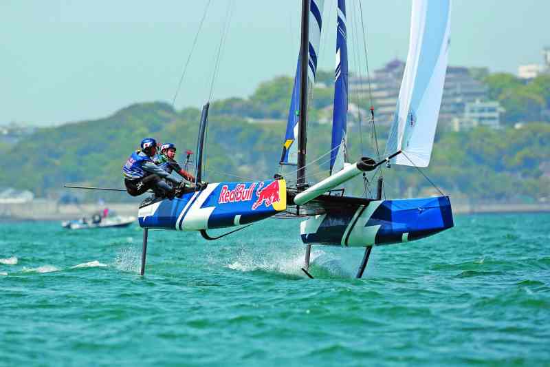 Ryo Takahashi and Ibuki Koizumi foiling on Semi-Finals at Red Bull Foiling Generation at Wakaura Bay, Wakayama, Japan on April 18, 2015 // Yoichi Yabe/Red Bull Content Pool // P-20150418-00261 // Usage for editorial use only // Please go to www.redbullcontentpool.com for further information. //  SLW0815_LCRB_Leweck
